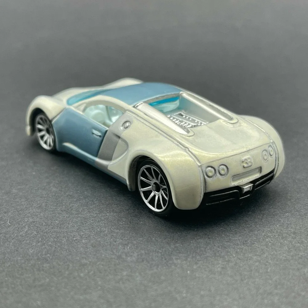 Hot Wheels Bugatti Veyron Car White & Light Blue Diecast 1/64 Scale Loose 2006‎